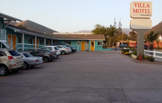 Welcome To The Villa Motel - Ample Parking