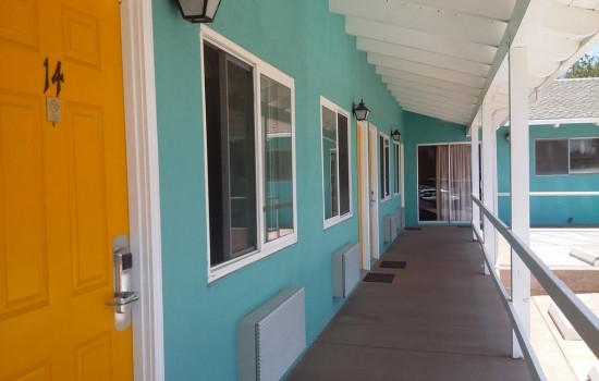 Welcome To The Villa Motel - Exterior Corridors 